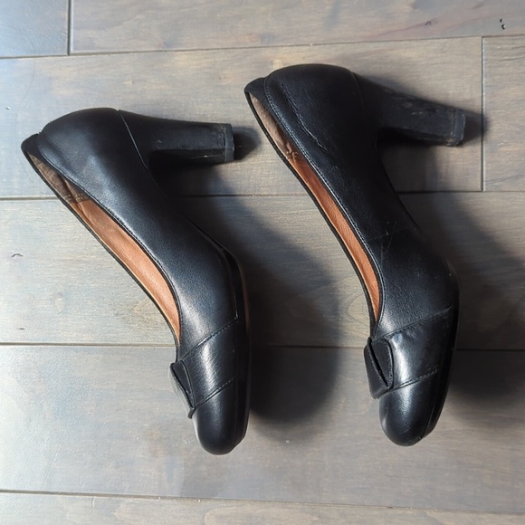 Clark's Size 6.5 Black Leather Heels - Picture 6 of 12